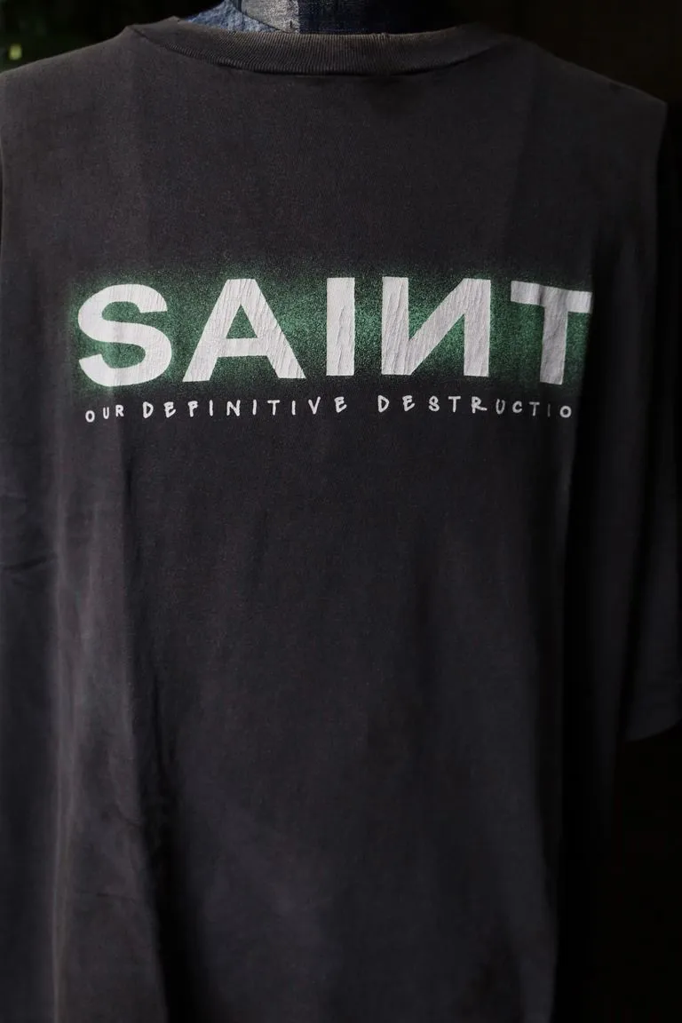 SAINT MXXXXXX SAINT SS TEE/BLK Green SAINT BOX LOGO short sleeves Washed black S-XL Look for cylindrical fabrics without side seams. Don’t buy open ones anymore. It’s boring. Assute garments are dyed. The whole piece is sprayed with horse-hair spray. Then spray it again to fade. The collar and cuffs are frayed. Many places are damaged. Authentic grade printing is restored. Accessories are complete. With little angel anti-counterfeiting label.